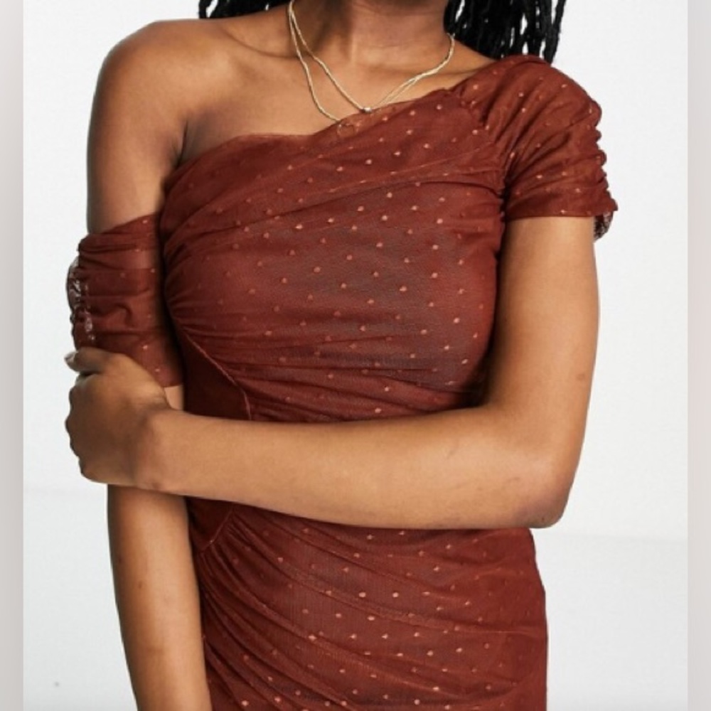 ASOS DESIGN - NEW - fallen shoulder ruched dobby mesh midi dress - Picture 2 of 12